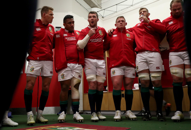 Peter O'Mahony speaks in the team huddle before the game
