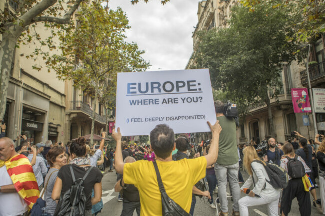 Spain: Catalonia on strike over independence poll violence