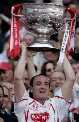 Brian Dooher holds up the Sam Maguire 25/9/2005