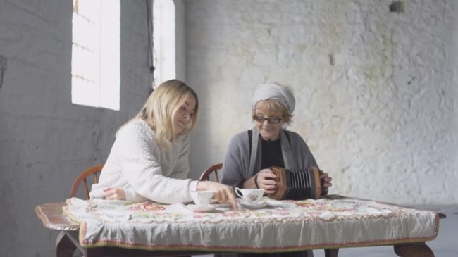 Sibéal Davitt & Máire Uí Fhinn i I MODH RÚIN le Ríonach Ní Néill. image Luca Trufarelli