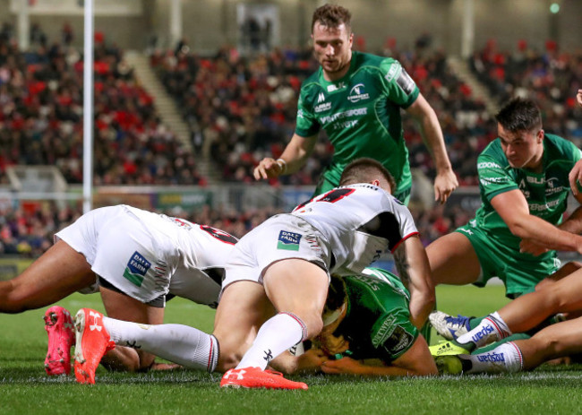 Tom McCartney scores a try despite Jacob Stockdale