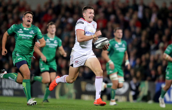 Jacob Stockdale runs in a try