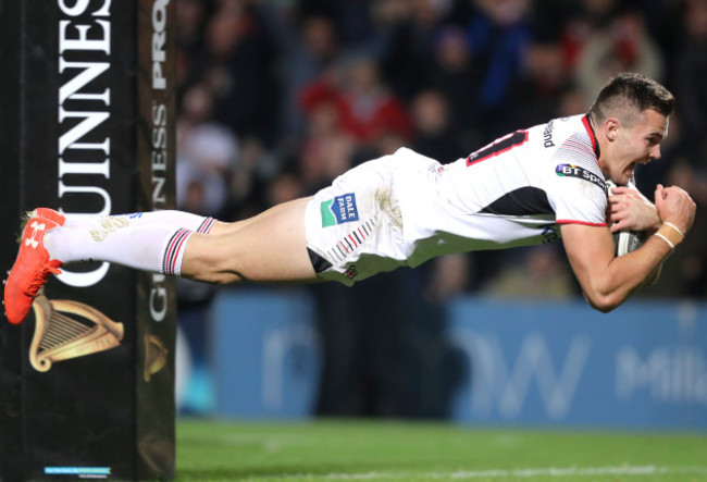 Jacob Stockdale scores a try