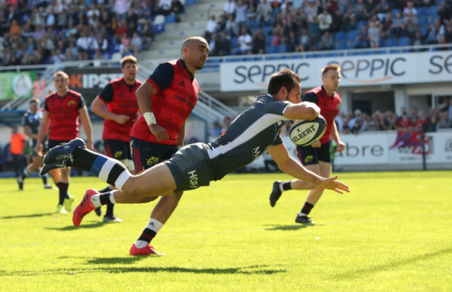 Julien Dumora scores a try