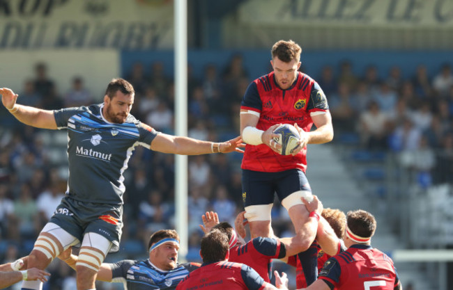 Peter O'Mahony claims a line out ahead of Loic Jacquet