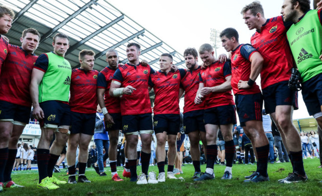 Peter O'Mahony speaks in the team huddle