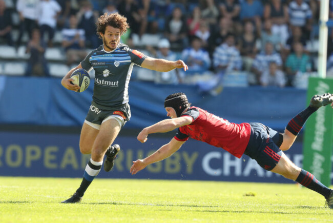 Taylor Paris evades the tackle of Tyler Bleyendaal