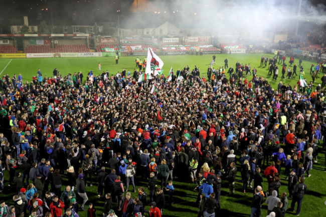 Cork&Otilde;s City fans invade the pitch at the end of the game