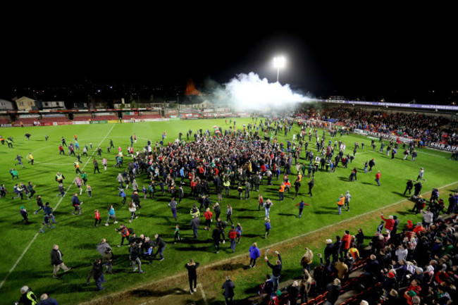 Cork&Otilde;s City fans invade the pitch at the end of the game