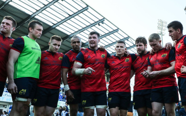 Munster’s Peter O’Mahony talks to his team after the game