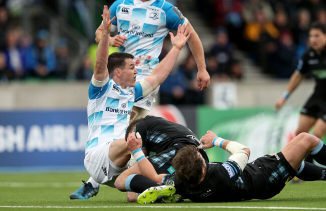 Johnny Sexton appeals to the referee as he's tackled by Peter Horne and Jamie Bhatti