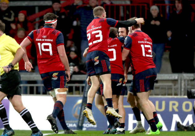 Munster players celebrate Conor Murray scoring a try