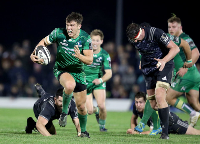 Thomas Farrell gets away from Kevin O'Byrne to run in a try