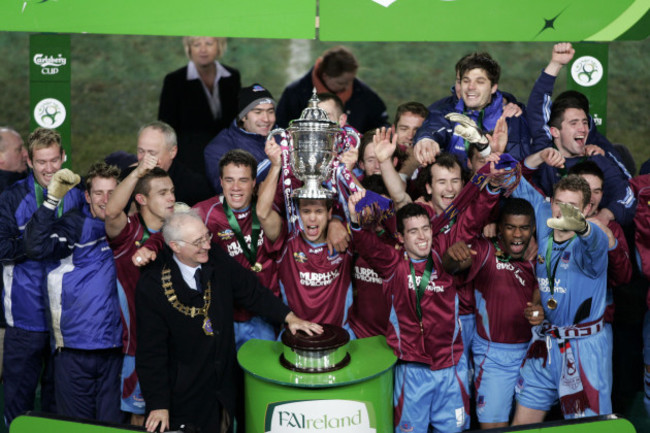 Drogheda United celebrate with the FAI Cup 3/12/2005