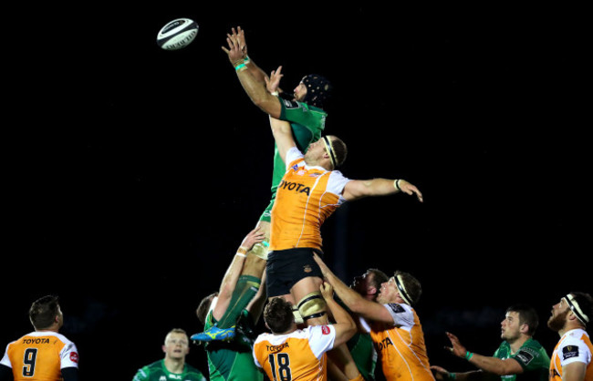 Carl Wegner and John Muldoon compete for a line out