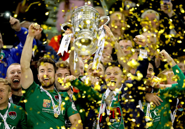 Alan Bennett lifts The Irish Daily Mail FAI Cup