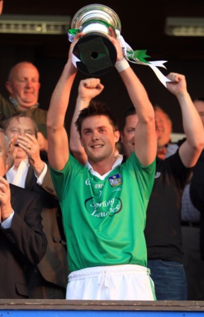 Gavin O'Mahony lifts the trophy