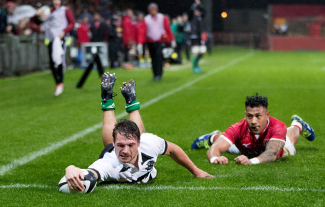 George Bridge scores a try