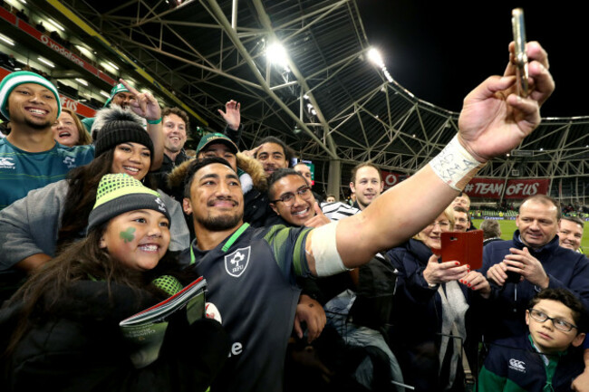 Bundee Aki takes a selfie with his family including daughter Adrianna