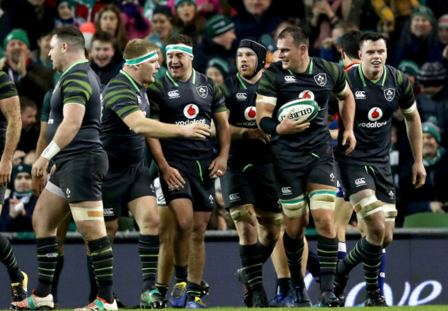 Ireland players celebrate Rhys Ruddock scoring a try