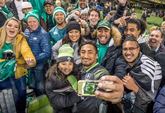 Bundee Aki takes a picture with his 6 year old daughter Adrianna Aki and family members