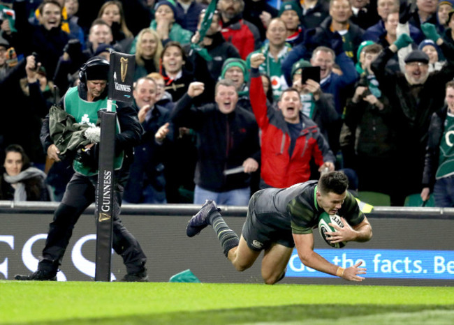 Jacob Stockdale scores his sides fourth try