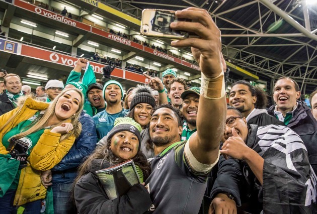Bundee Aki takes a picture with his 6 year old daughter Adrianna Aki and family members