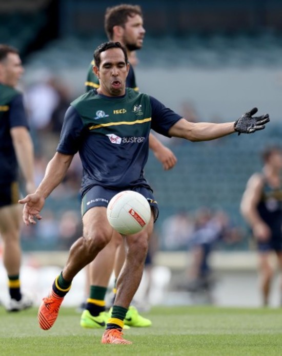 Eddie Betts warms up