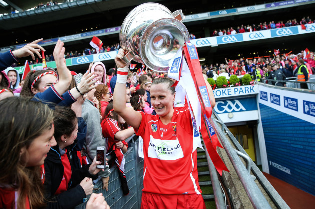 Aoife Murray lifts the trophy