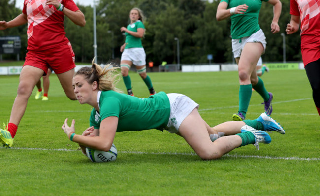 Stacey Flood scores a try