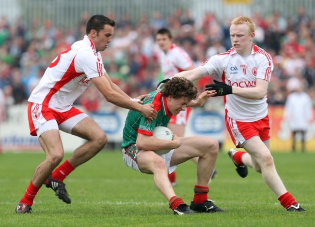 Kyle Coney and Diarmuid McNulty tackle Eoin Reilly