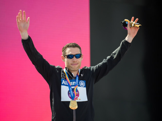 Jason Smyth with his Men's T13 100m gold medal