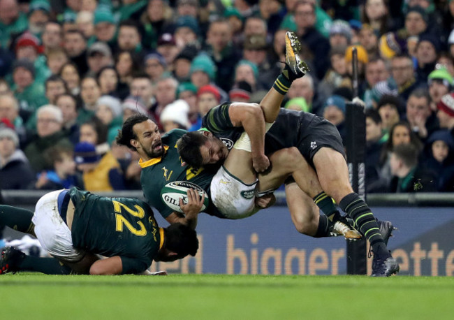 Jacob Stockdale tackles Dillyn Leyds