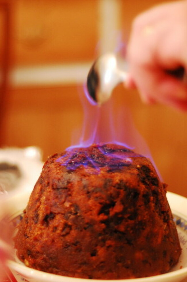 2000px-Christmas_Pudding_with_Flaming_Rum