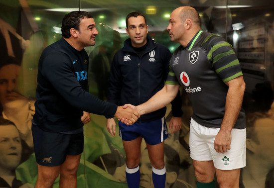 Agustin Creevy, Mathieu Raynal and Rory Best during the coin toss