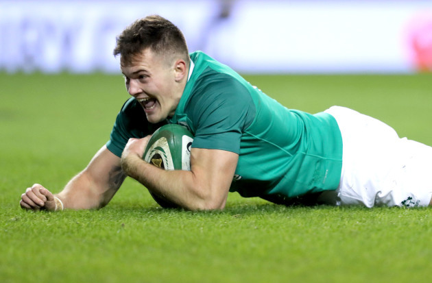 Jacob Stockdale scores a try