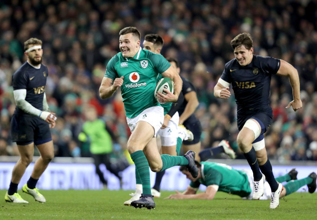 Jacob Stockdale runs in a try
