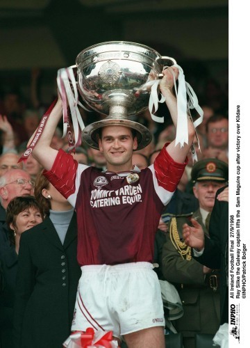 Ray Silke lifts the  Sam Maguire 27/9/1998