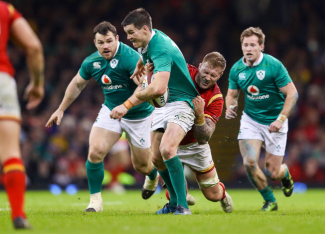 Jonathan Sexton tackled by Ross Moriarty