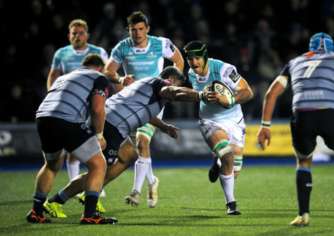 Jake Heenan evades the tackle of Nick Williams