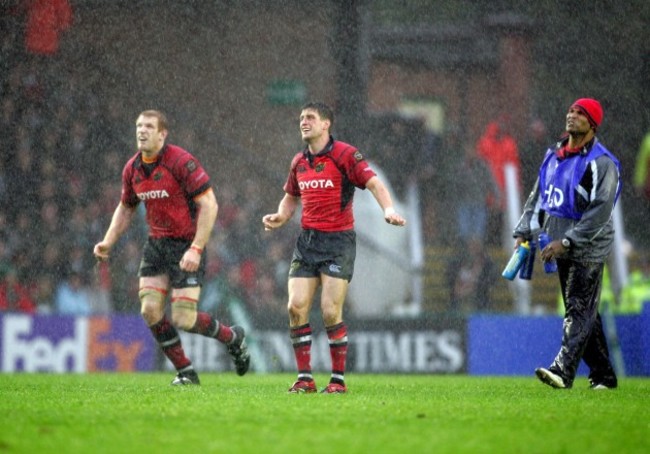 Paul O'Connell and Ronan O'Gara watch a penalty go over the bar 22/10/2006