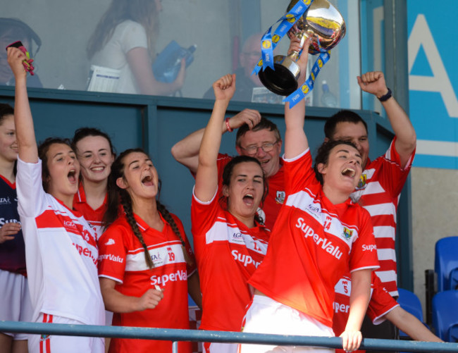 Doireann O'Sullivan lifts the league trophy