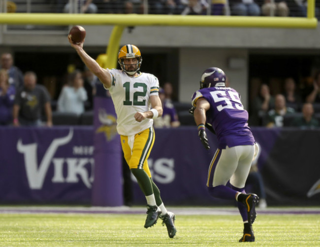 Packers QB Aaron Rodgers breaks collarbone, could miss rest of season