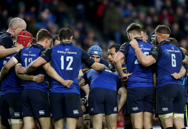 Isa Nacewa talks to his team after they conceded their second try