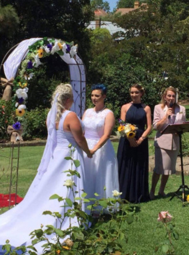 1 Gay Women_90532333