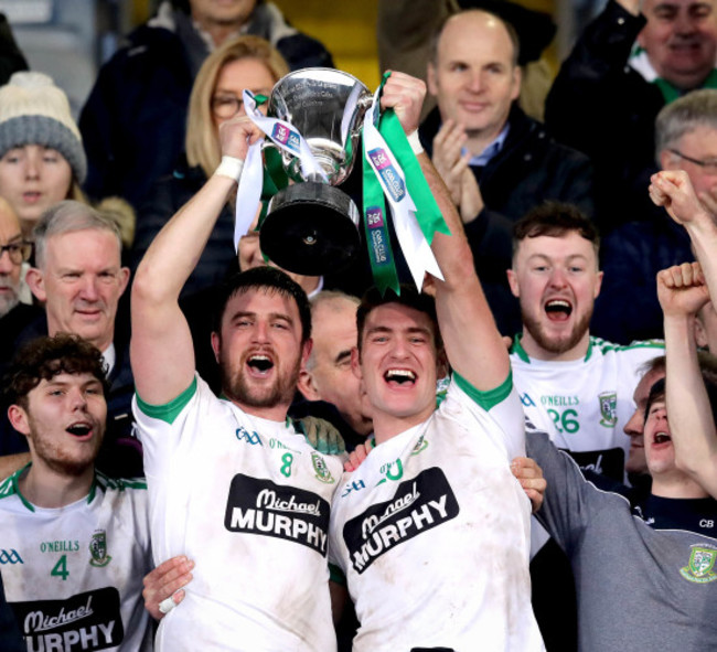 Daryl Flynn and David Whyte lift the trophy 17/12/2017