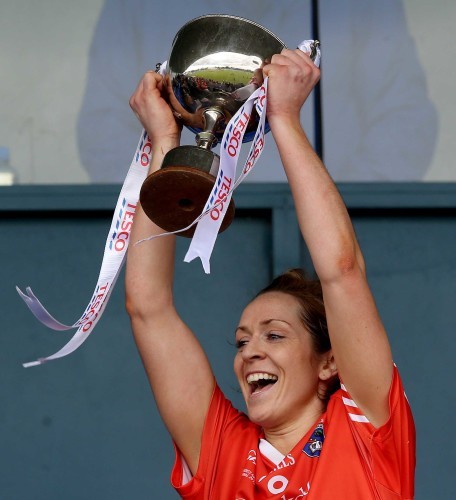 Caroline O'Hanlon lifts the trophy
