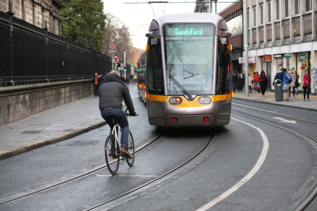 0124 Cyclists in trafick_90532455