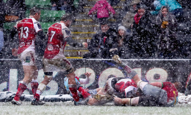 Jacob Stockdale scores the first try of the game