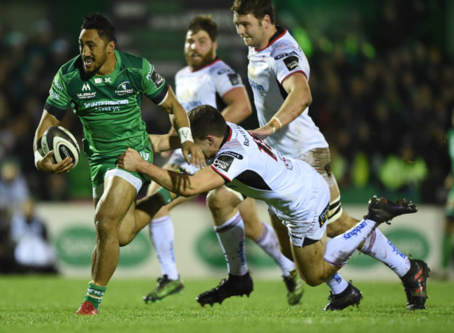 Bundee Aki evades Jacob Stockdale